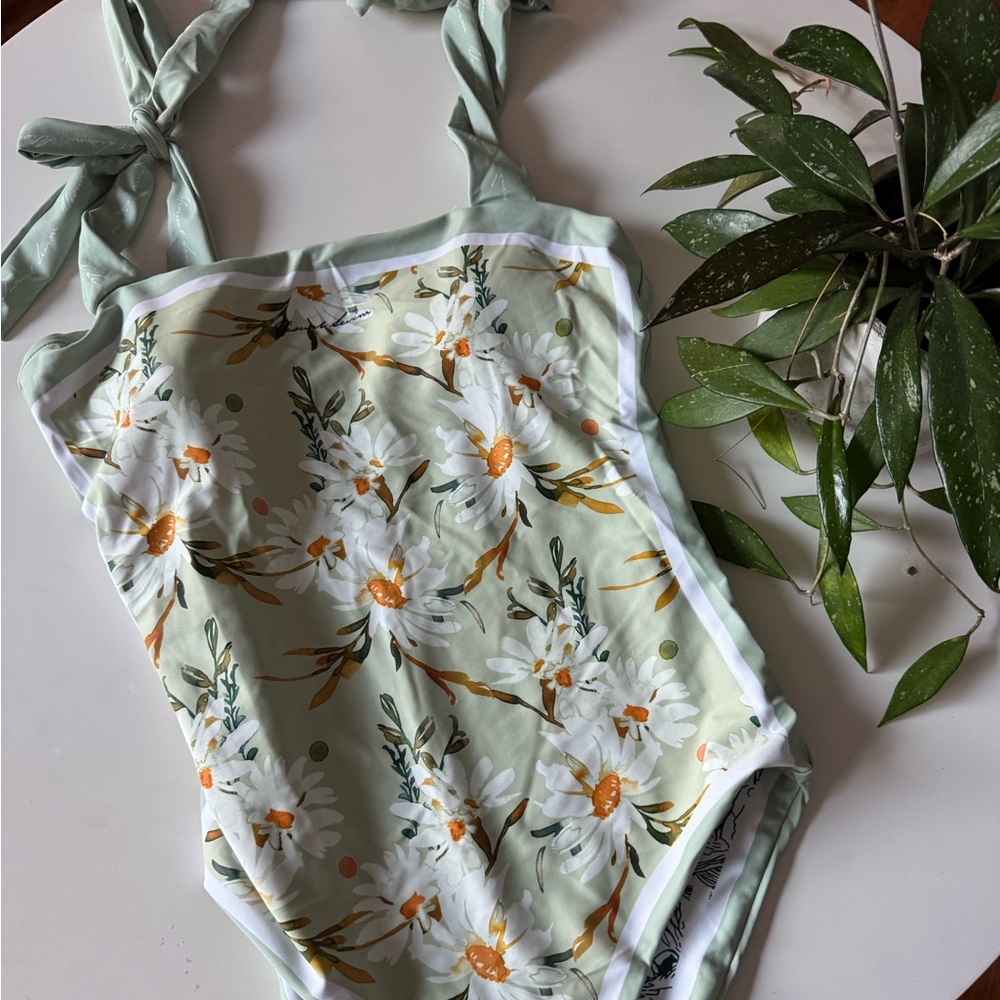 Vintage inspired Floral One-Piece Swimsuit with Square Neckline - Picture 7 of 8